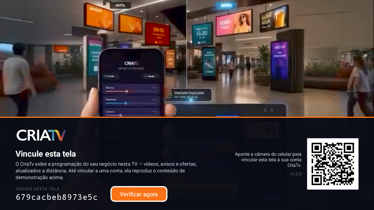 Tela do CriaTv Player na televisão pedindo para vincular o aparelho, com QR Code, código da tela e conteúdo de demonstração ao fundo